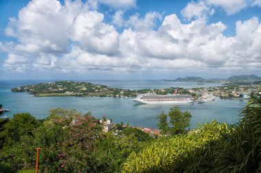 Castries, st. Lucia - 26 Kasım 2015: Şehir ve dağ manzarası ile limanında gemilere. Denizde bulutlu gökyüzü üzerinde yolcu gemilerine. Adada tatil yaz. Lüks seyahat tekne, su taşıma