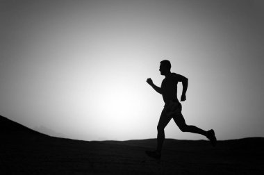 adam siluet günbatımı gökyüzüne çalıştıran