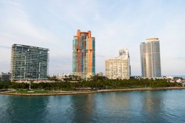Binalar Miami, ABD Deniz kıyısında. Bulutlu gökyüzü bina evler