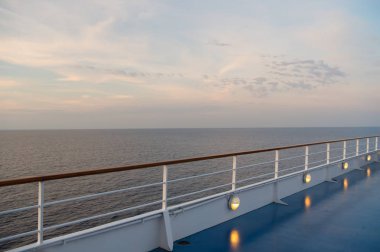 Gemi akşam gökyüzü üzerinde pastoral deniz manzarası üzerinde. Miami, mavi deniz ABD'de tahta gemi. Seyahat, seyahat, yolculuk su. Yaz tatili, Yolculuk tutkusu. Macera, keşif, gezi.