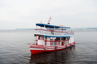Manaus, Brezilya - 04 Aralık 2015: zevk tekne şamandıra deniz kıyısında. Kruvazör gemi deniz manzarası üzerinde tatil. Yaz tatil ve seyahat. Yolculuk tutkusu keşif ve macera. Su taşıma kavramı