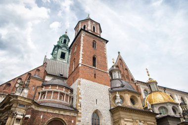Wawel katedral Kulesi ve krakow, Polonya Şapel ile. Katolik Kilisesi bulutlu gökyüzü üzerinde Gotik tarzı. Mimarlık ve tasarım. Tatil ve Yolculuk tutkusu