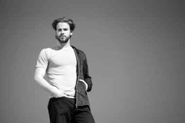 Mavi gökyüzü güneşli günde poz maço