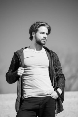 Sakal ve saç kesimi gri tshirt ayakta adam