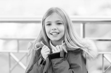 Kırmızı montlu çocuk ayağa köprüde