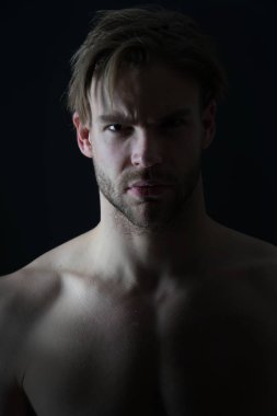 Sakallı yüz cilt ve şık saç, güzellik olan adam. Seksi maço çıplak göğüs kasları, spor ile. Mens güzellik ve cilt bakımı. Spor, fitness, vücut geliştirme kavramı. Welness veya sağlık ve sağlık