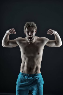 Kızgın sporcu güçlü triceps ve pazı kas göster. Sakallı adam bağırmak öfke ile sağlık. Uygun çıplak gövde, fitness ile sporcu adam. Mens Sağlık, welness, sağlık, vintage