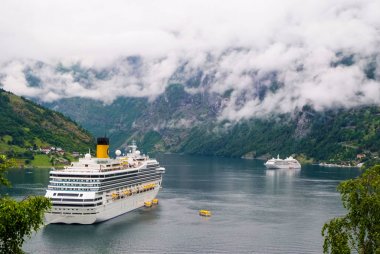 Geiranger, Norveç - 25 Ocak 2010: yolcu gemisi limanda demirledi. Cruise gemi Norveç Fiyordu içinde. Seyahat hedef, turizm. Macera, keşif, yolculuk. Tatil, gezi, Yolculuk tutkusu.