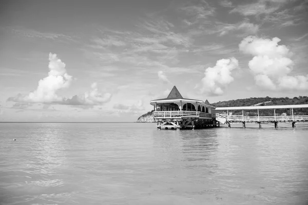 St johns, antigua denizde içinde ahşap sığınak ile Pier — Stok fotoğraf