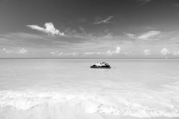 Bateau sur l'eau de mer claire à st johns, antigua — Photo