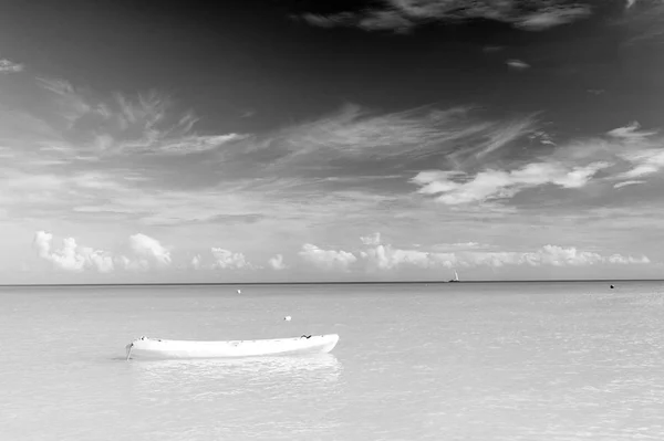 Barco amarelo na água do mar azul-turquesa em st johns, antigua — Fotografia de Stock