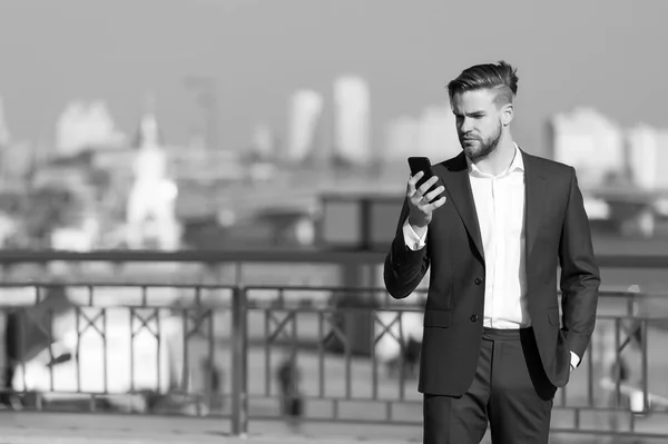 Man i formell klädsel med mobiltelefon. — Stockfoto