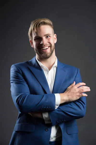 Homem sorri de casaco e camisa azul. Empresário com rosto barbudo e cabelo elegante. Gerente feliz em roupa formal. Moda, estilo e código de vestuário. Conceito de negócio, empreendedorismo e carreira — Fotografia de Stock