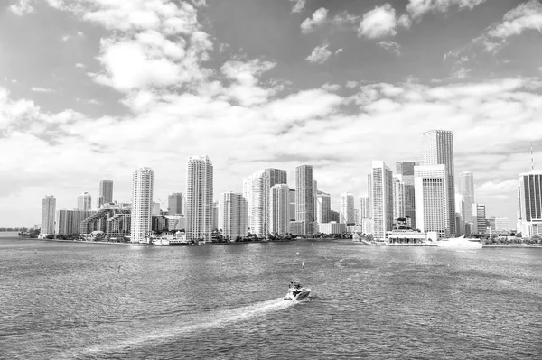 Vista aérea de arranha-céus de Miami com céu azul nublado, vela de barco — Fotografia de Stock