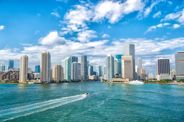 Aerial view of Miami skyscrapers with blue cloudy sky,white boat sailing next to Miami downtown — Stock Photo, Image