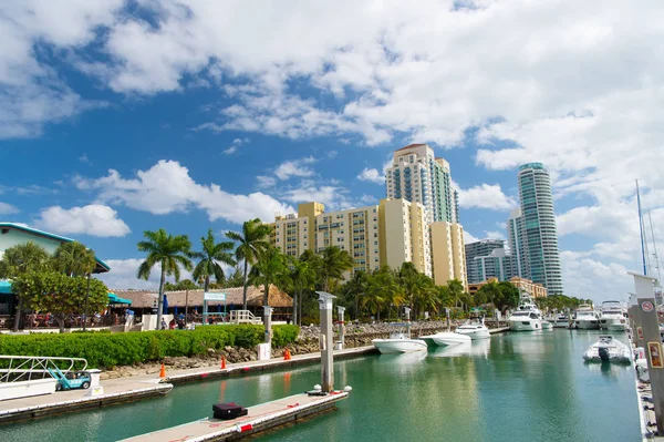 Vista de lujosos barcos y yates atracados en un puerto deportivo de Miami South Beach. Alcanzar el concepto de vida — Foto de Stock