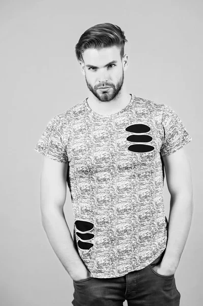 Hombre con barba en camiseta posan con las manos en los bolsillos — Foto de Stock