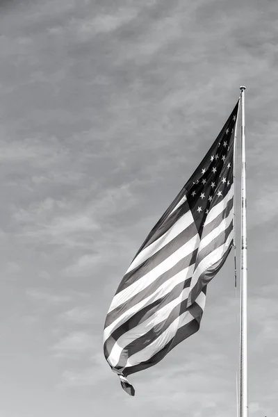 Bandeira americana no céu azul em Key West, EUA — Fotografia de Stock