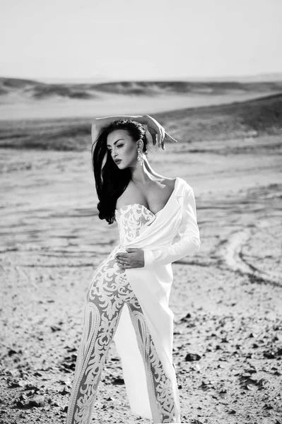 Ragazza in abito nel deserto soleggiato . — Foto Stock