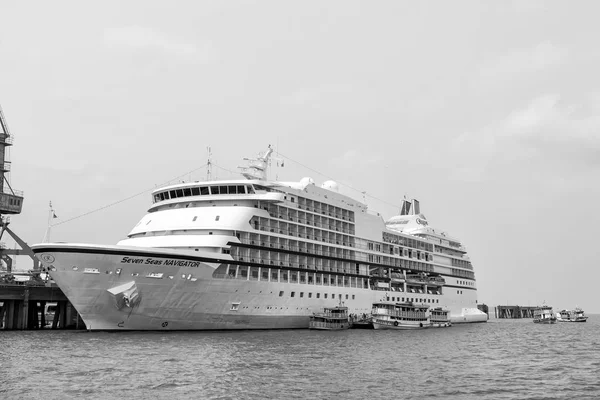 Seven Seas Navigator cruiseschip aangemeerd bij zee haven — Stockfoto