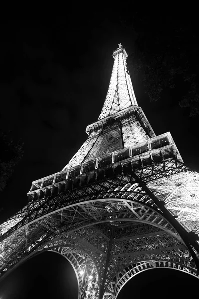 Eiffeltoren bij zonsondergang in Parijs, Frankrijk. Romantische reizen backgro — Stockfoto