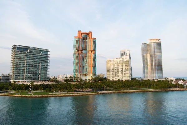 Edificios de miami, EE.UU. en la orilla del mar. Construyendo casas en el cielo nublado —  Fotos de Stock