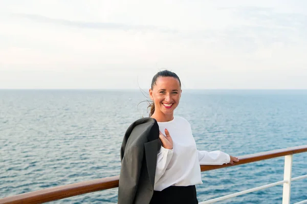 Mujer feliz con chaqueta de negocios a bordo en Miami, EE.UU. Viajar por negocios. Sensual sonrisa de mujer a bordo del barco en el mar azul. Moda, belleza, mira. Lujuria, aventura, descubrimiento, viaje — Foto de Stock