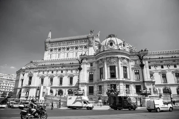 Dom palace lub opera Garnier opierając się na słoneczne niebo niebieski — Zdjęcie stockowe