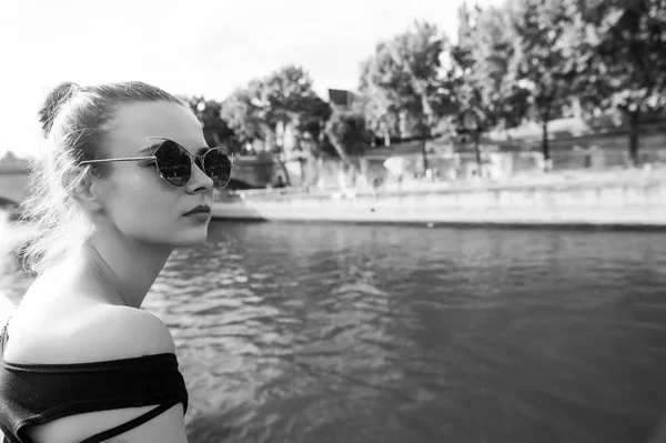 Chica en la orilla del río en París, Francia — Foto de Stock