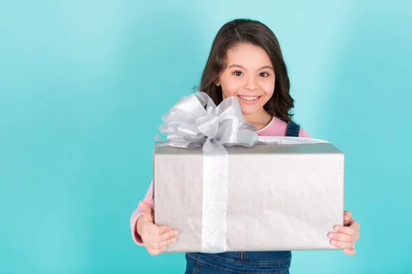 Boldog szép lány öleld meg az ajándékát — Stock Fotó