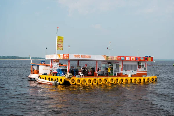 Manaus, Brasil - 04 de diciembre 2015: gasolinera y tienda en balsa de pontón flotan en el mar en el cielo azul. Tienda flotante y repostar en agua. Concepto vacaciones de verano. Aventura descubrimiento y viaje —  Fotos de Stock