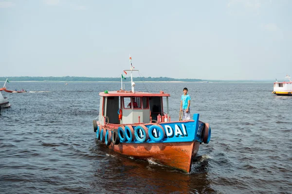 Manaus, Brazílie - 04 prosinec 2015: motorový člun nebo malou loď kotviště na břehu moře. Plavidlo a vodní dopravy. Letní prázdniny a moře cestování. Wanderlust dobrodružství a objevování — Stock fotografie