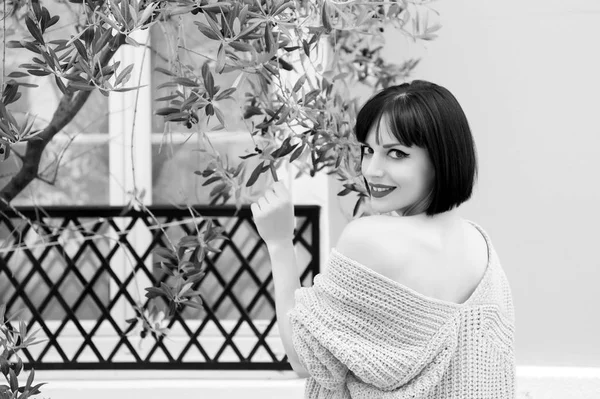 Menina feliz com cabelo curto morena elegante e lábios vermelhos — Fotografia de Stock