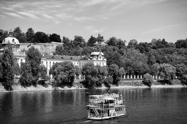 Βάρκες σε ποταμού Μολδάβα στην Πράγα, Τσεχική Δημοκρατία — Φωτογραφία Αρχείου