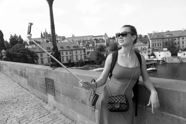 Mujer hacer selfie con teléfono inteligente en Praga, República Checa — Foto de Stock