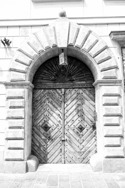 Porta d'ingresso in arco di pietra in krakow, Polonia — Foto Stock