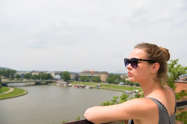 Mulher olha para o rio Vistula em krakow, Polônia. Mulher sensual em óculos de sol no dia ensolarado. Conceito de férias de verão. Wanderlust, viajar e descobrir — Fotografia de Stock