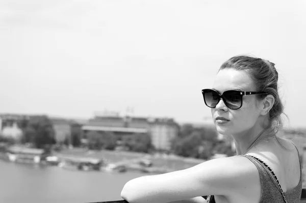 Napszemüveges lány a Vistula folyónál Krakow-ban, Lengyelországban — Stock Fotó