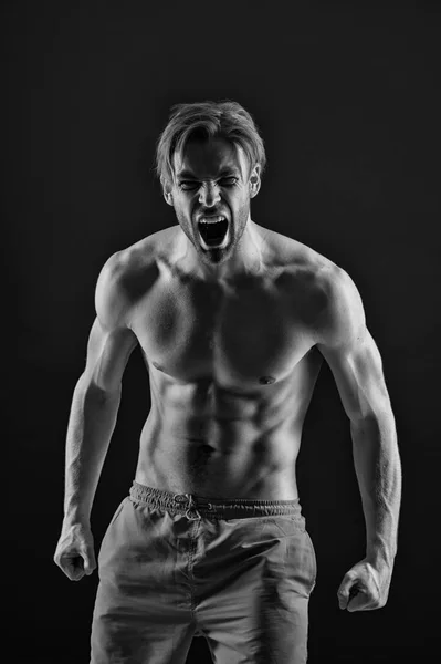 Idrottsman kille med sex pack muskler. Skäggig man ropa med ilska, hälsa. Arga macho med fit bare torso, fitness. Mens hälsa, kroppsvård, wellness, svart och vitt — Stockfoto