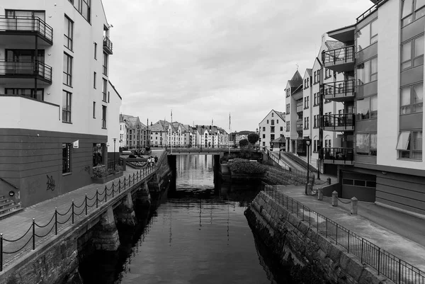 Acqua del canale con case di città e ponte ad Alesund, Norvegia — Foto Stock