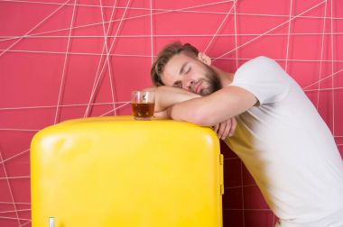 Fazla mesai sonrası kahvaltıda uyuyan bir adam.