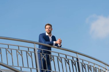 Kariyer, başarı ve gelecek kavramı. Mavi gökyüzü sakallı adam. İş kıyafeti açık yöneticisinde. Güneşli iş adamı. İş moda, stil ve kıyafet, kopya alanı