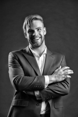 İşadamı gülümseme takım elbise ceket ve gömlek. Şık saç ve sakal olan adam. Mutlu CEO'su resmi kıyafeti. Moda, stil ve kıyafet. İşletme, Girişimcilik ve kariyer kavramı, siyah ve beyaz