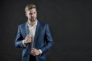 Resmi kıyafetli bir yönetici. Mavi ceketli ve gömlekli adam. Sakallı ve şık saçlı bir iş adamı. Moda, tarz ve kıyafet yönetmeliği. İş, girişimcilik ve kariyer konsepti, vintage, kopyalama alanı