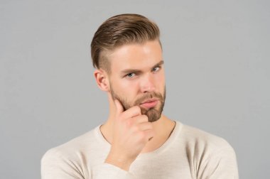 Adam dokunmatik sakal el ile sakallı. Maço şık saç ve sağlıklı genç cilt ile. Tıraşsız yüzü ve bıyıklı adam. Damat sakal ve saç bakımı berber dükkanı. Cilt Bakımı ve mens güzellik kavramı