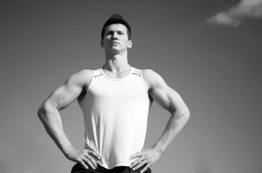 Güneşli yeşil tshirt atlet