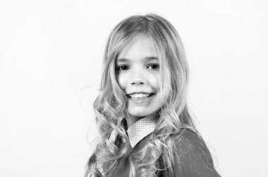 Turuncu arka planda kıvırcık sarı saçlı çocuk.