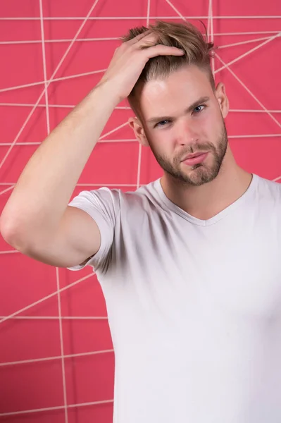 Cabelo barbudo toque homem e corte de cabelo elegante. Macho com barba no rosto sem barba. Um tipo com um rosto jovem e saudável. Cuidados com o cabelo no salão ou barbearia. Mens beleza e juventude — Fotografia de Stock