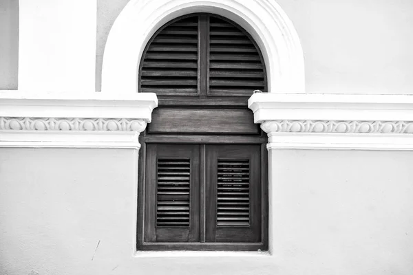 Fenster mit hölzernen fenstern in san juan, puerto rico — Stockfoto