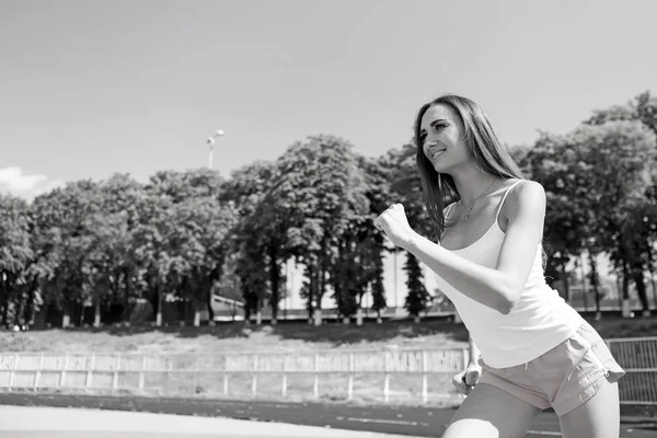 Fille ensoleillée en plein air sur ciel bleu . — Photo